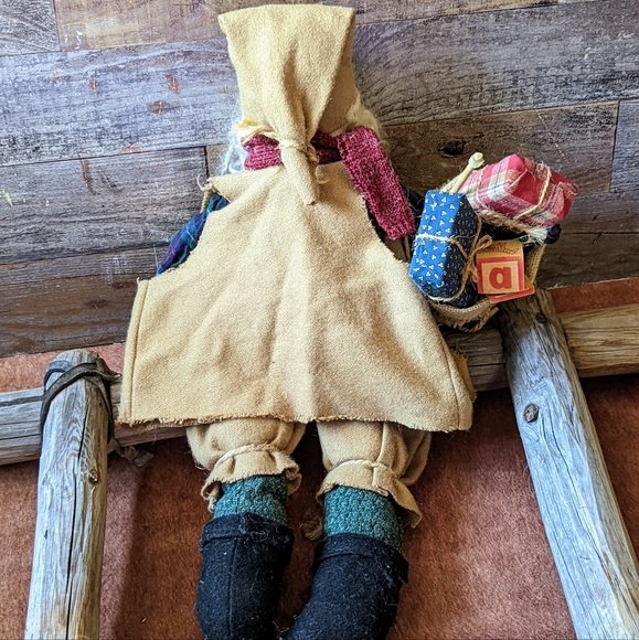 Vintage Collectible Santa With Bag of Goods & Lots of Detail - Picture 14 of 14